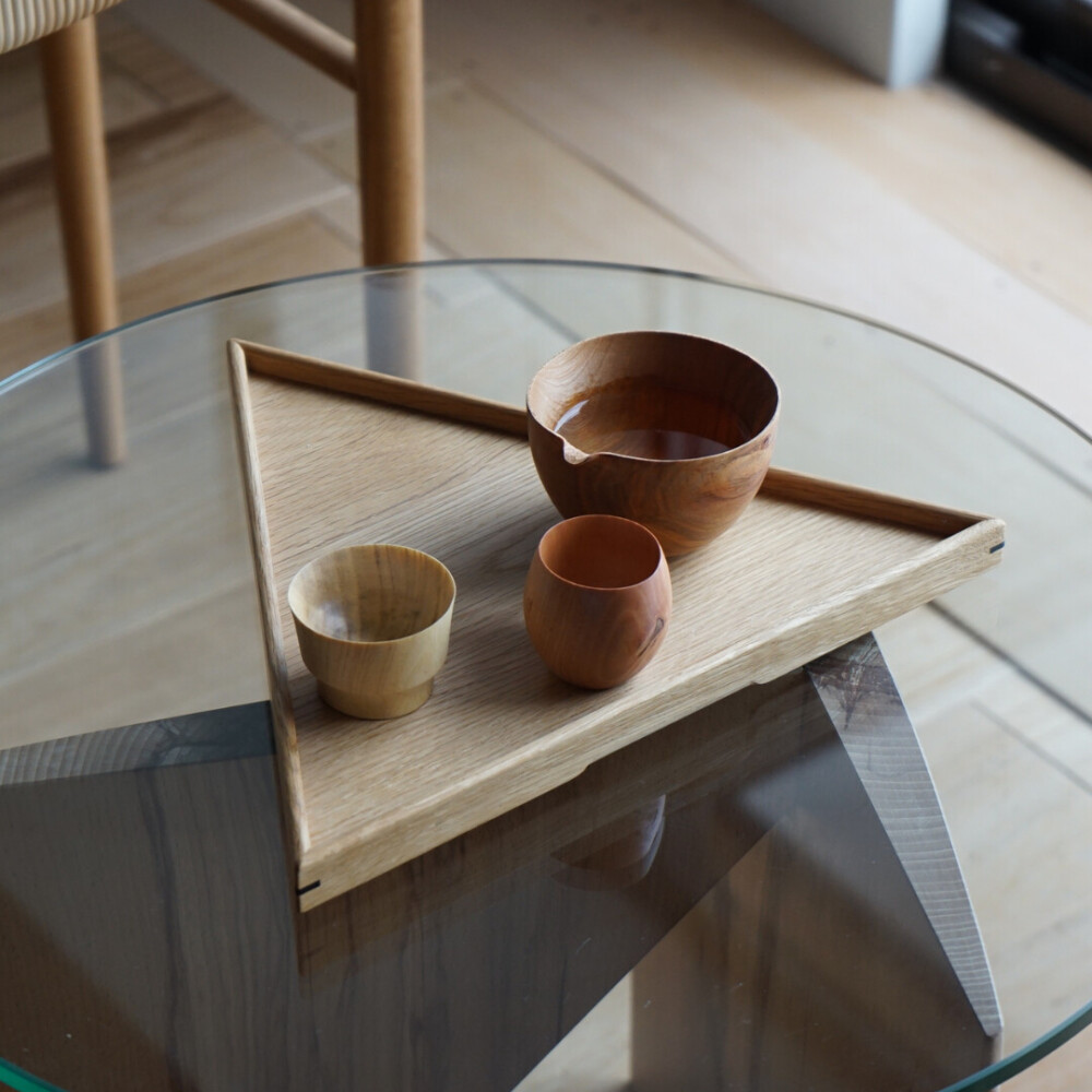 重ねてしまえる無垢材のトレイ　三角
